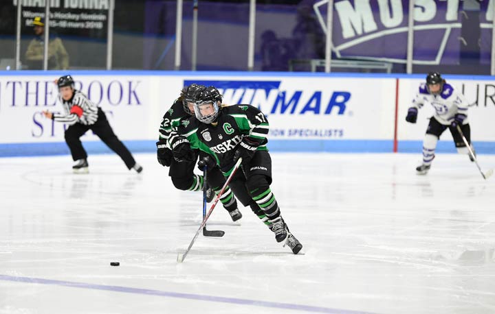 Both of the Saskatchewan Huskies hockey teams will play for bronze at their national championships on Sunday.