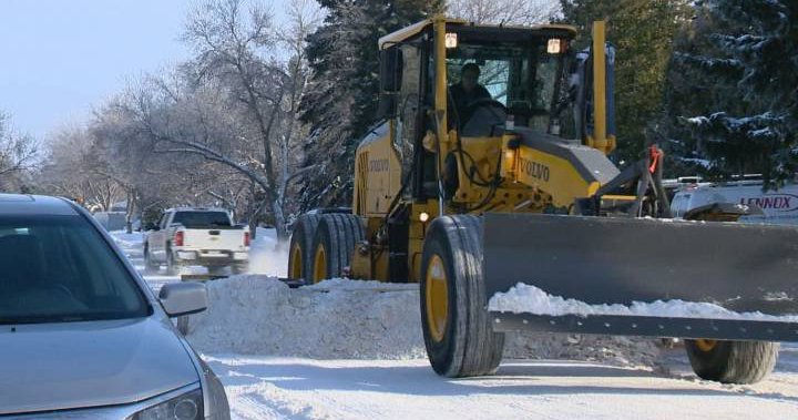 Основните пътища в Реджина се разорават след снеговалежа през уикенда