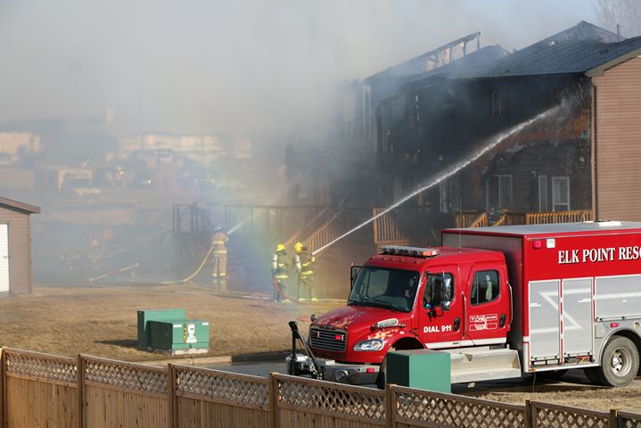 Fire destroys row of townhouses in Elk Point, Alberta | Globalnews.ca