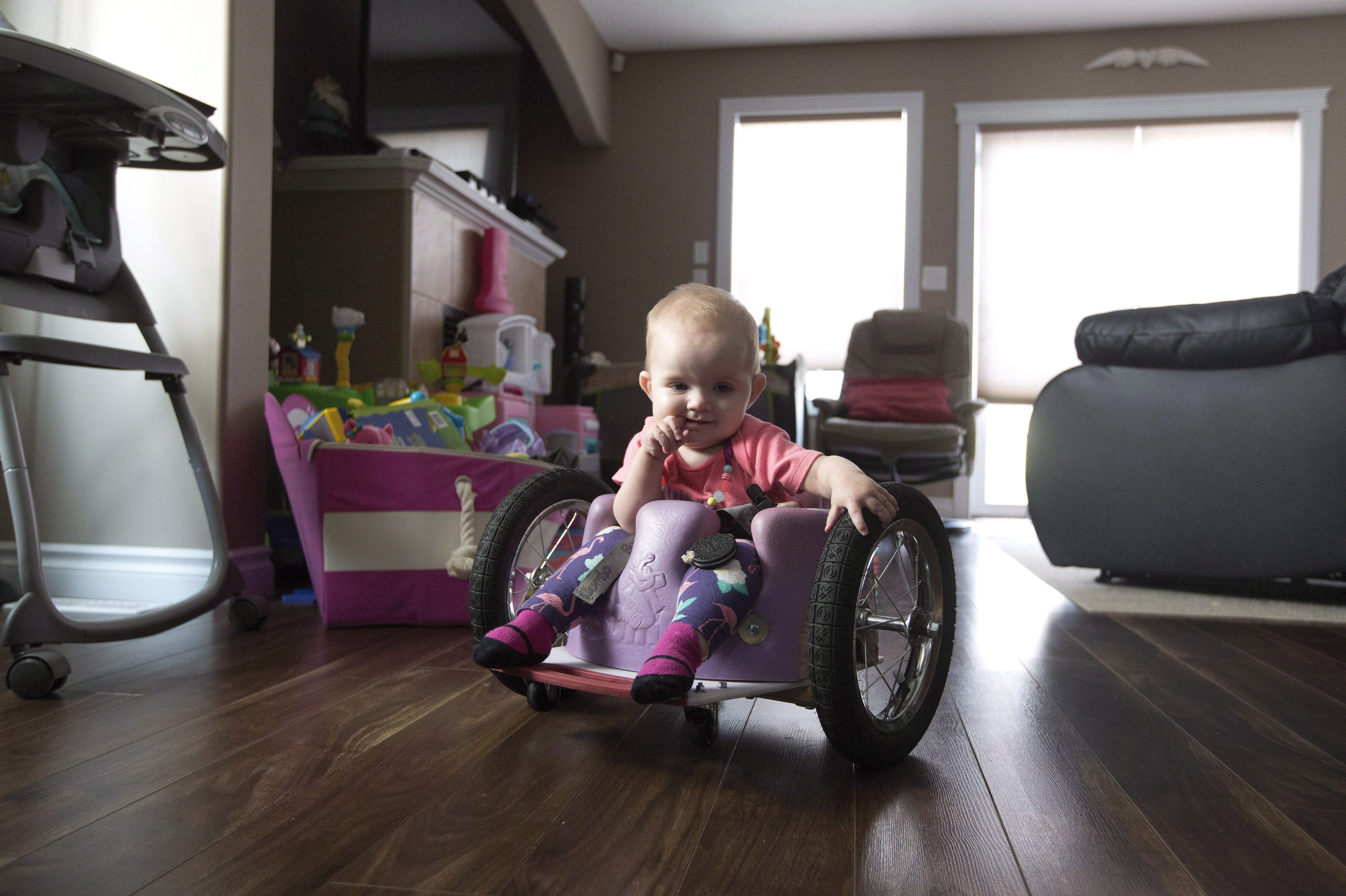 Ребенок является инвалидом детства. Ребенок в инвалидной коляске. Маленький инвалид. Детки в инвалидных колясках. Ребенок в инвалидном кресле.