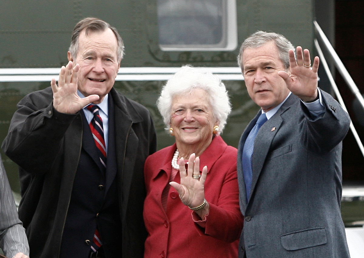 U.S. President George W. Bush (R) waves alongside his parents, former President George Bush and former first lady Barbara Bush upon their arrival Fort Hood, Texas, April 8, 2007.