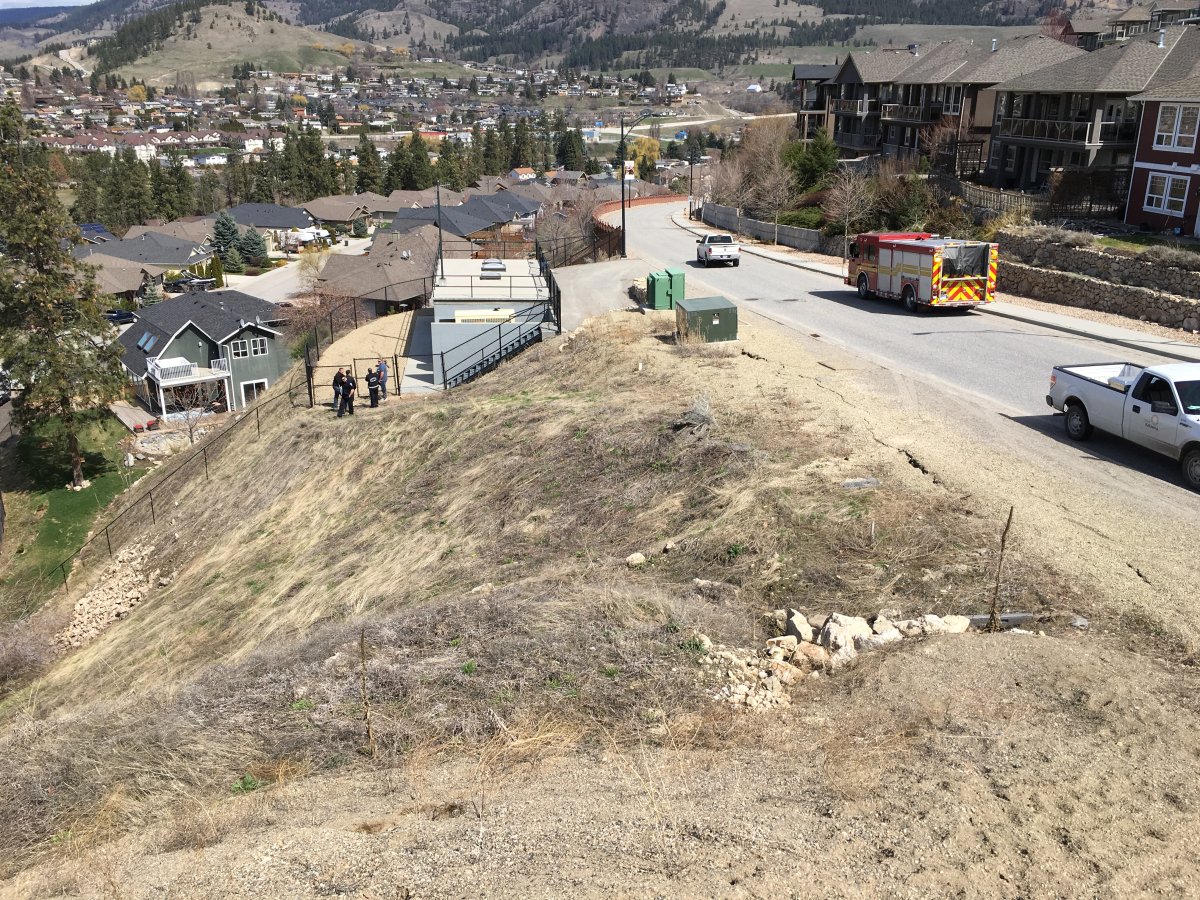 Large crack in the ground on Kelowna hillside being assessed - image