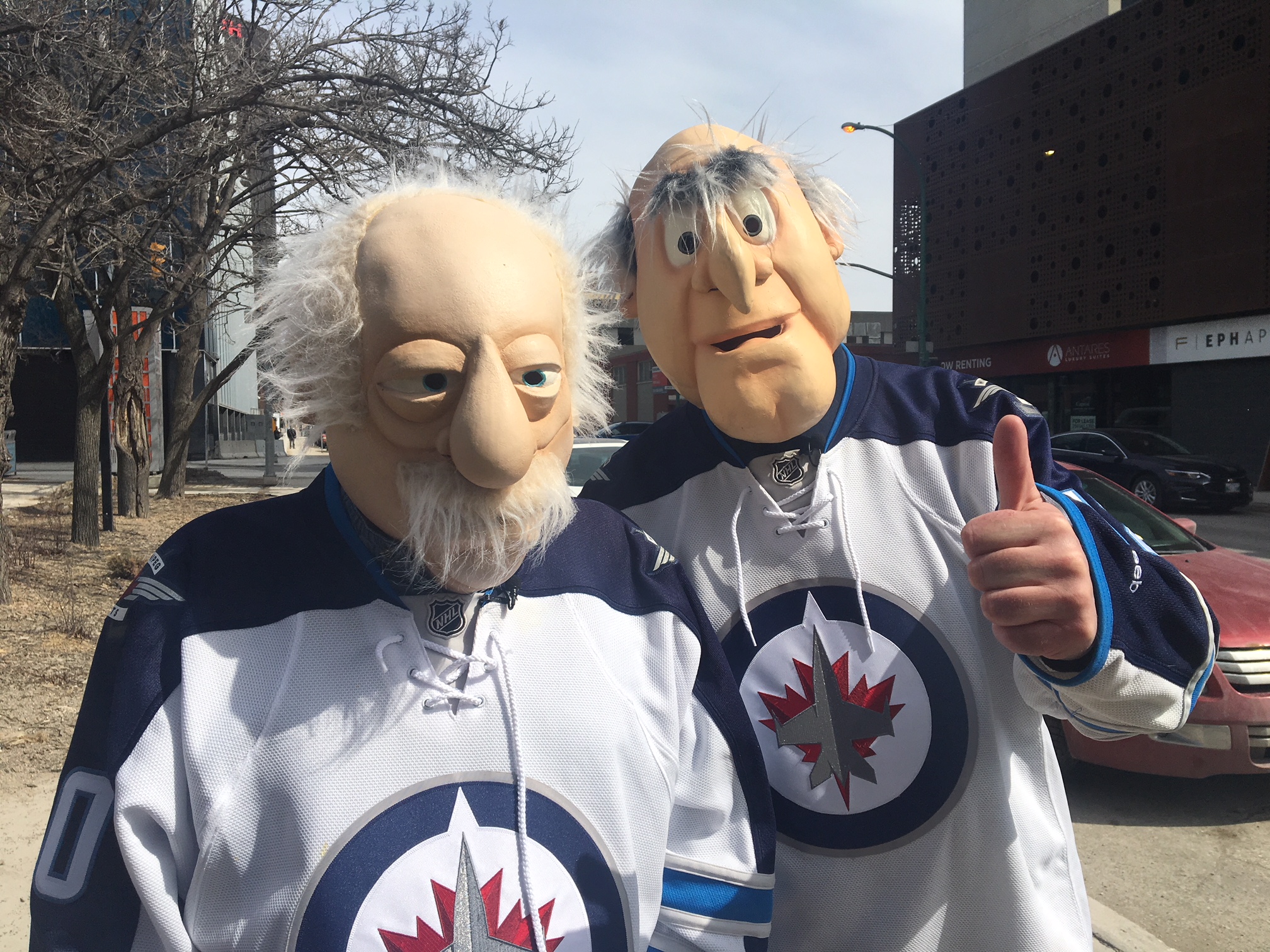 Denne Winnipeg duoen har kledd Seg Som Muppet-tegn Statler Og Waldorf i noen år.