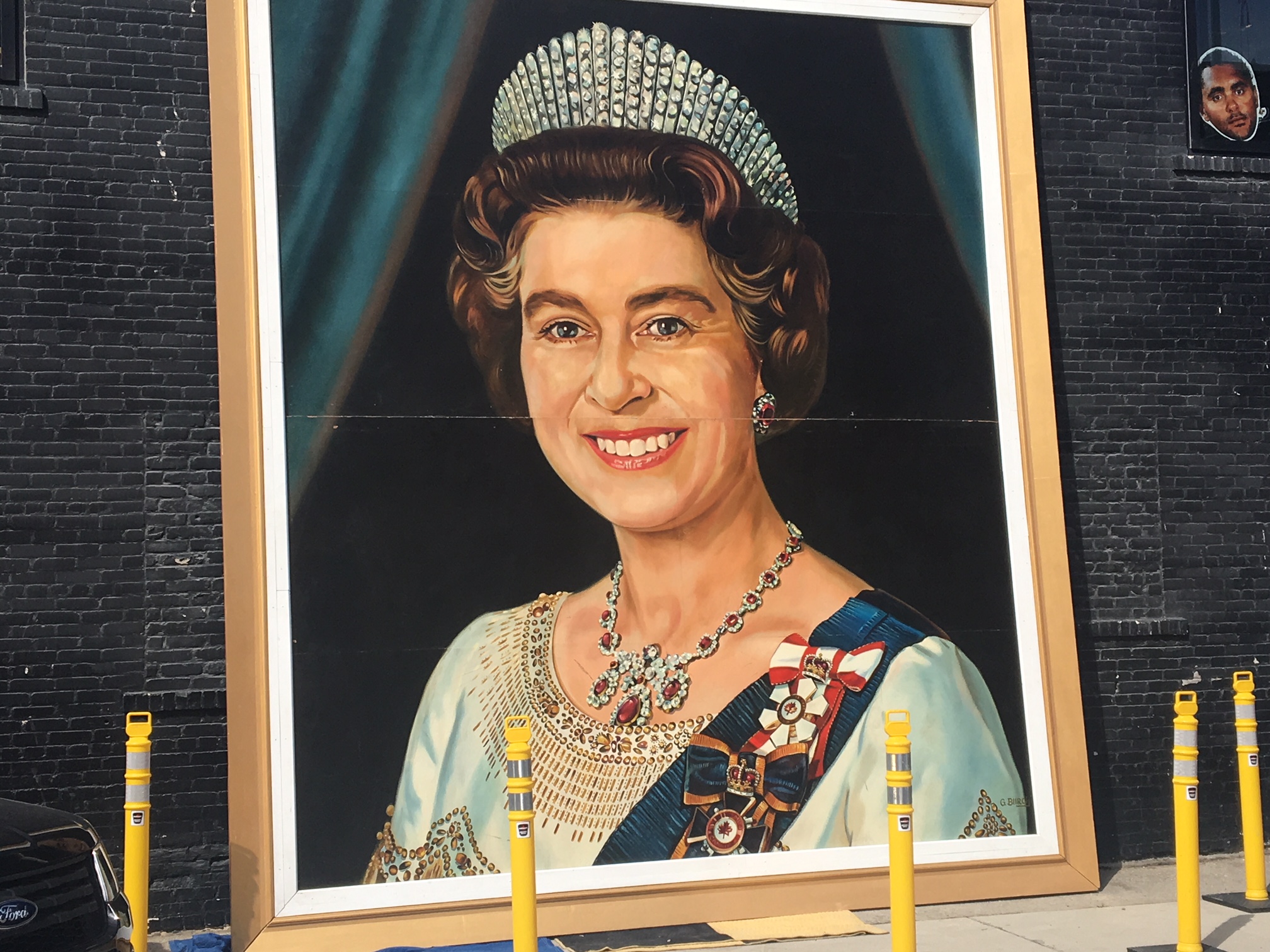 a királynő életénél nagyobb portréját szerdán hozták ki a Garry utcai Pint Pub rejtekéből, időben a Winnipeg Whiteout számára.