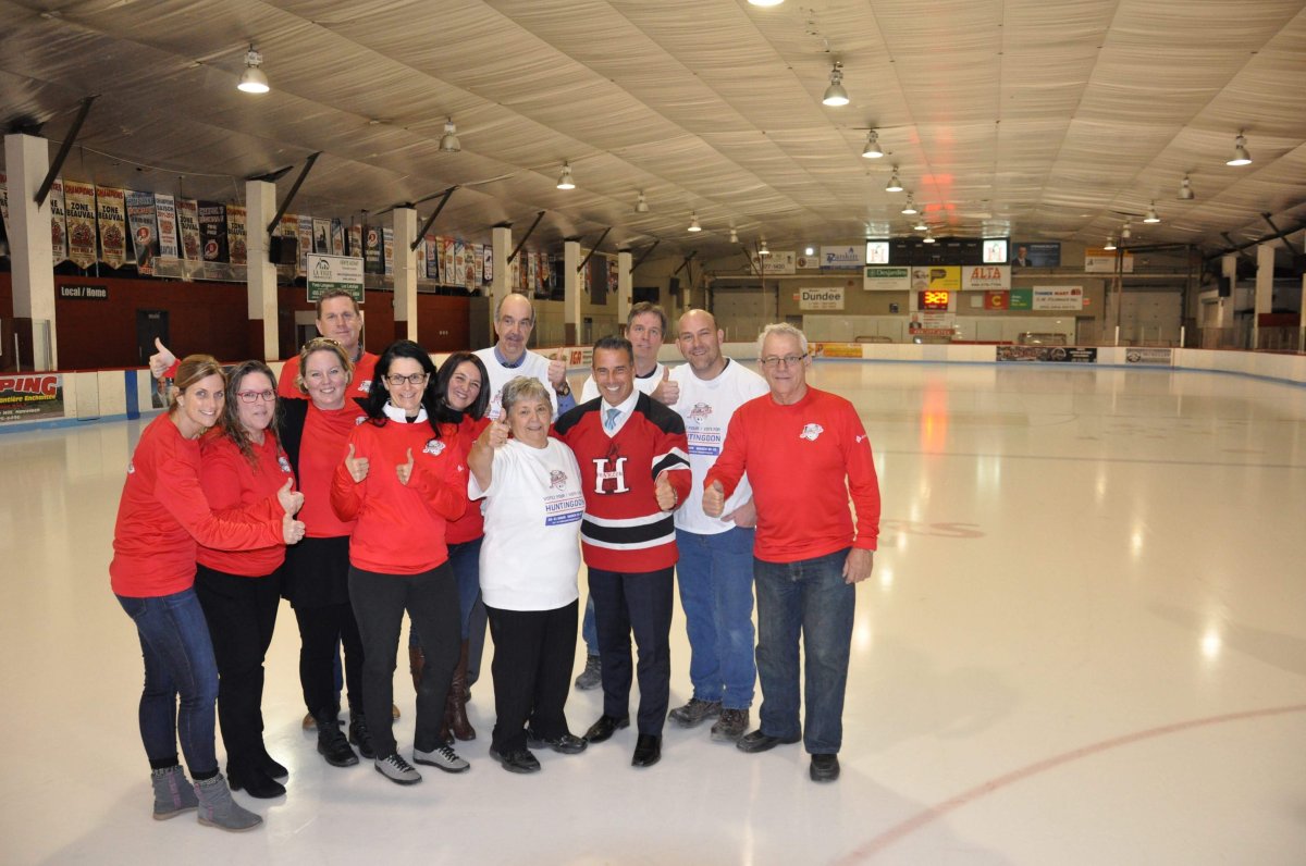 Huntingdon MNA Stéphane Billette poses with a group of volunteers at the Huntingdon Arena. March 27, 2018.