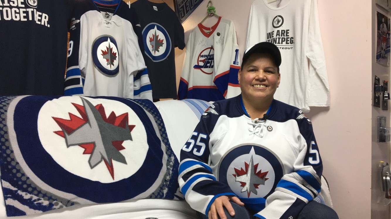 Mary Spence ukazuje její Winnipeg Jets Jeskyně jako pocta její oblíbený hokejový tým. 