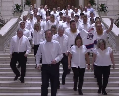  Premier Brian Pallister führte am Mittwochnachmittag einen GoJetsGo-Gesang die Treppe des Gesetzgebers hinunter. 