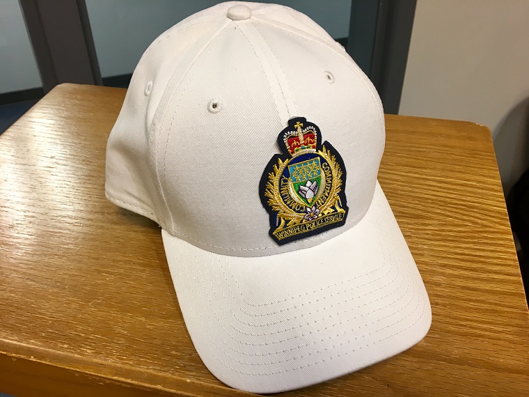 Winnipeg Politiet har strenge regler om deres uniform, Men Politiet På Winnipeg Whiteout Street Party vil være iført spesialutgave hatter.
