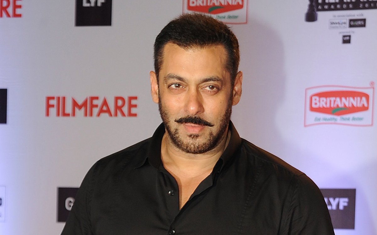 Indian Bollywood actor Salman Khan attends the '61st Filmfare Awards 2016' ceremony in Mumbai on January 15, 2016. 