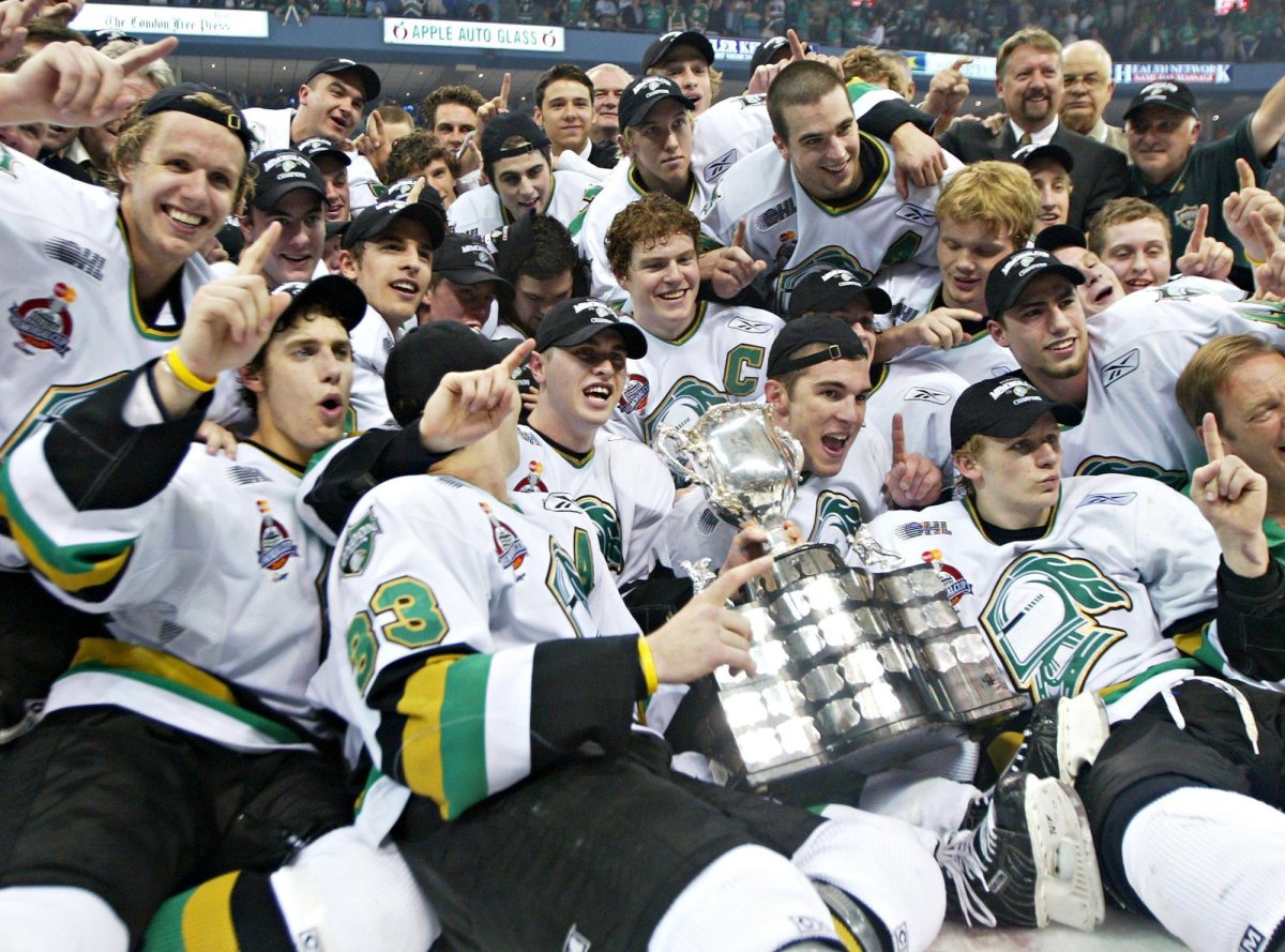 London Knights Corey Perry(bottom right) and teammates celebrate as they pose for a team photo following their 4-0 win over the Rimouski Oceanic at the Memorial Cup in London, Ont. Sunday May 29, 2005.  (CP PHOTO/Nathan Denette).