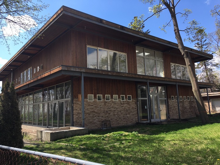 Abandoned Scarborough Bluffs mansion hits market for 3.8M Toronto