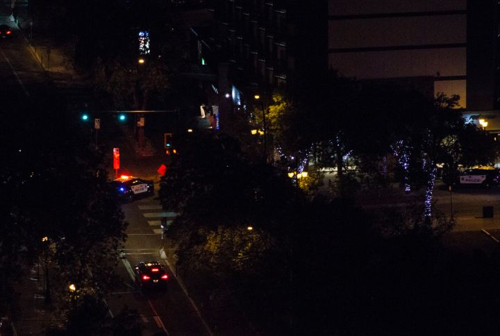 Several witnesses told Global News they saw a large police presence in downtown Edmonton on Monday night after hearing what they believe to be gunshots.