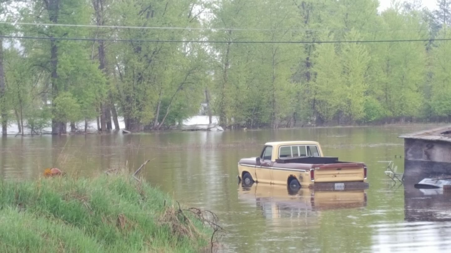 B.C. Flooding News Friday: Thousands Forced To Flee As Floods Reach ...