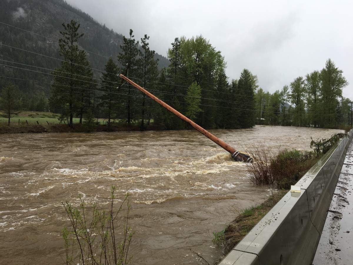 Flood water traps people in their homes in the Grand Forks area - image