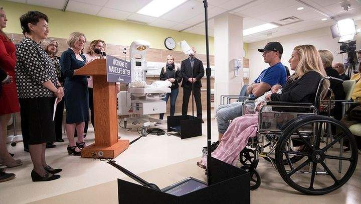 Victoria and her newborn baby girl Khali watch Premier Rachel Notley celebrate the Peter Lougheed Centre's newly redeveloped maternity care unit.