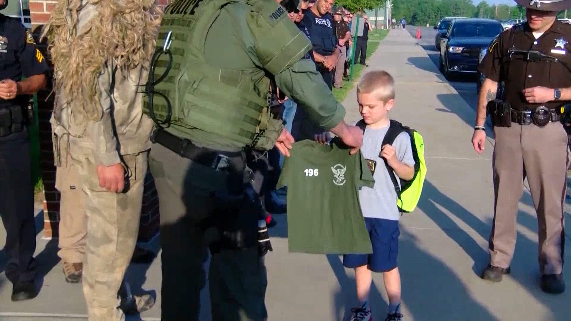 Police escort on first day back to school for Indiana boy whose father killed in line of duty - National | Globalnews.ca