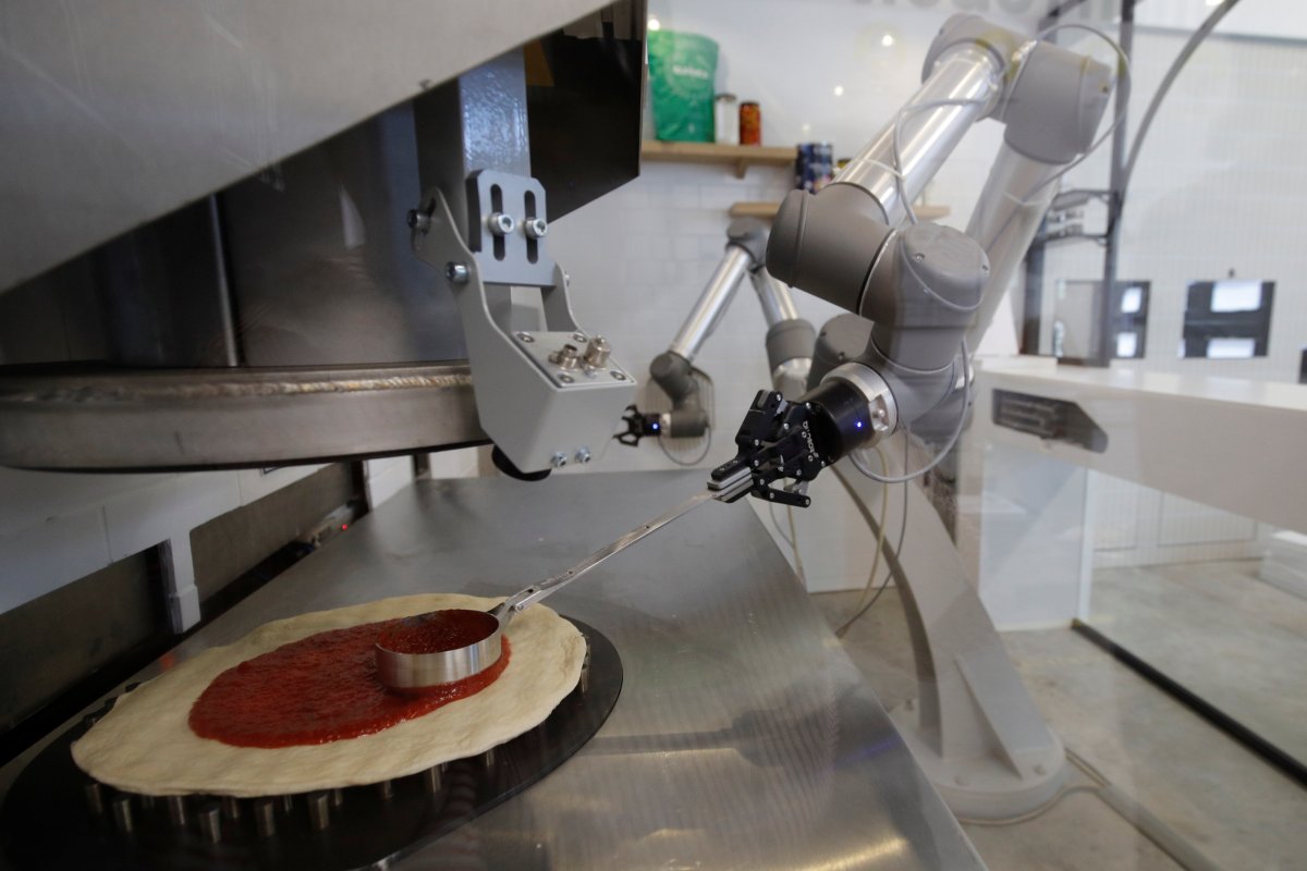 Для сборки робота который готовит блинчики. Робот повар. Робот-пиццайоло. Робот с едой. Робот для приготовления пиццы.