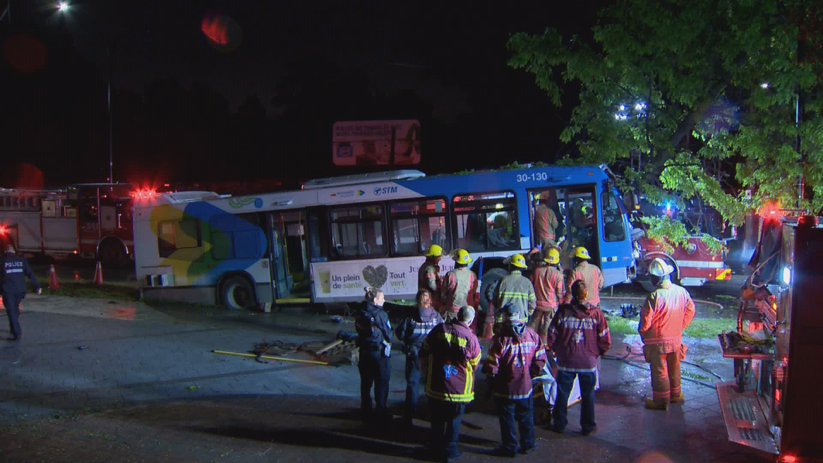 A Montreal bus drove into a tree early Tuesday morning. The driver was extracted with the jaws of life. 05 June 2018.
