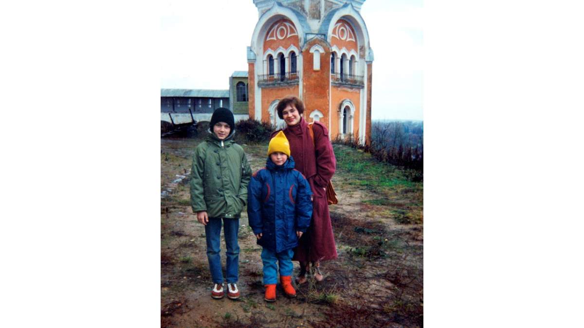 Elena Crenna with her sons, 1995.