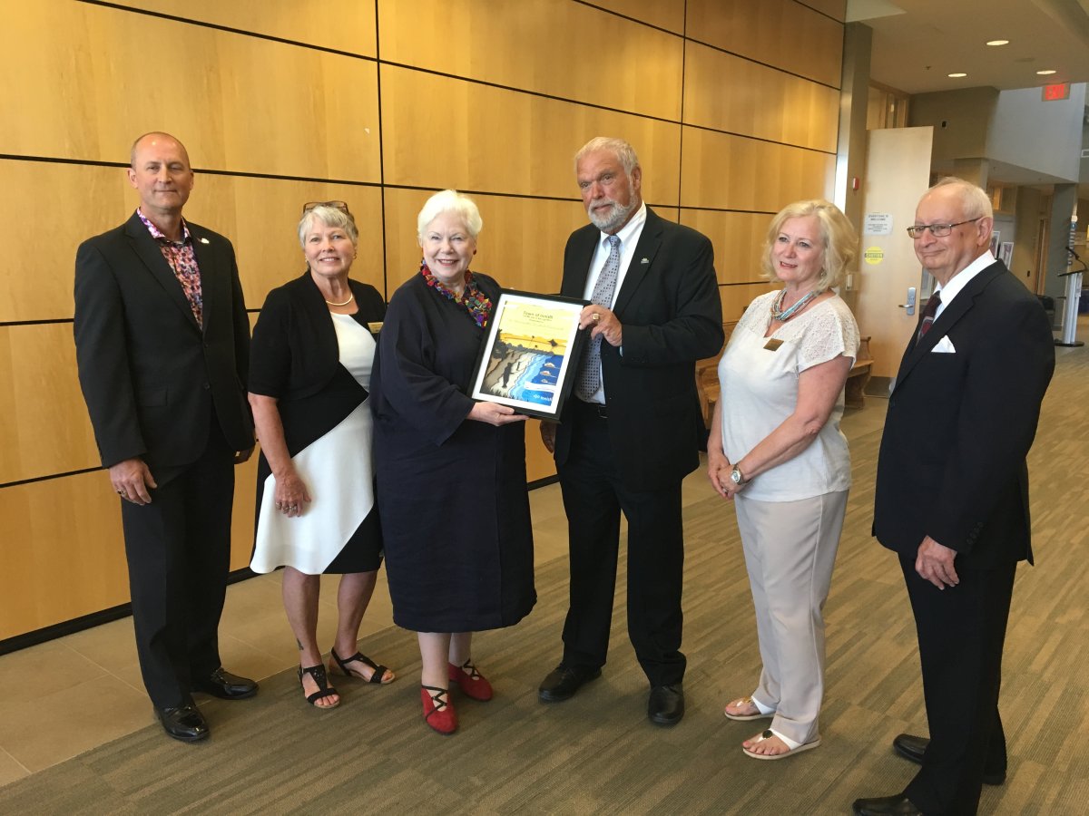 Mayor Gord Wauchope presents Lt.-Gov. Elizabeth Dowdeswell with a certificate at Innisfil Town Hall. 