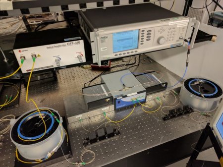 Se muestra un experimento de camuflaje espectral utilizando fibra óptica en las instalaciones del INRS en Montreal.