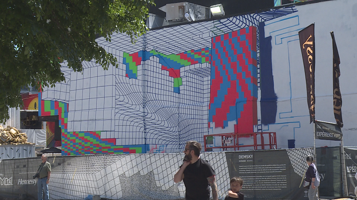 Spanish artist Demsky’s mural in progress on St-Laurent Boulevard in Montreal. Sunday, June 10, 2018. Cora MacDonald/Global News