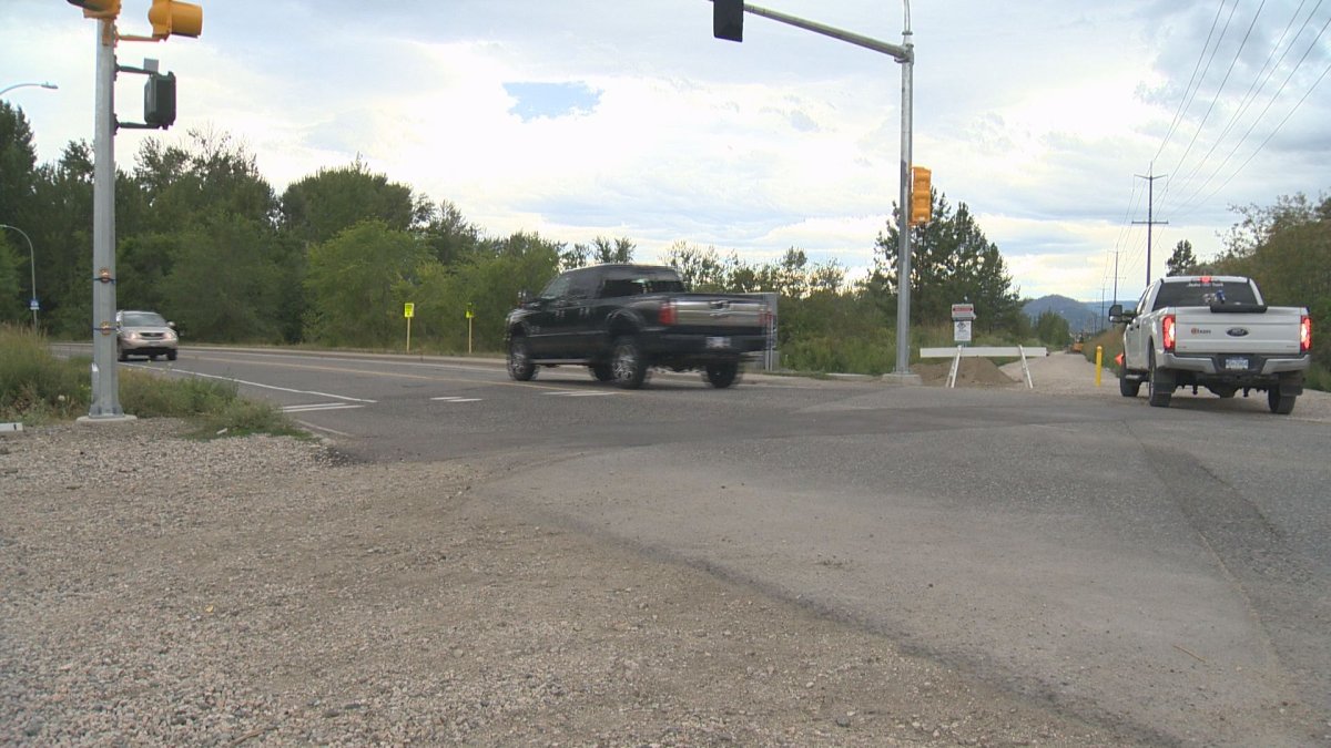 Work is being done on the new rail trail crossing at Dilworth Drive in Kelowna that will require a closure for more than three weeks. 