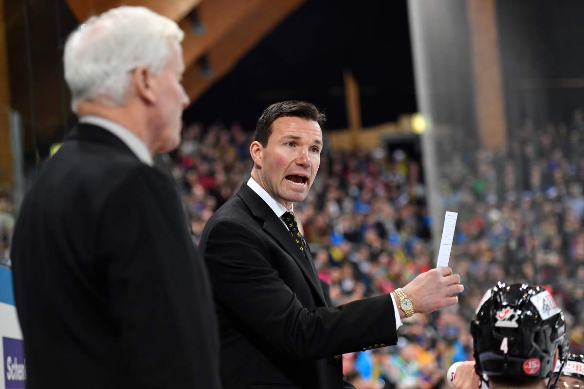 Team Canada's head coach Luke Richardson (R) and assistant coach Dave King during the game between Switzerlands HC Davos and Team Canada at the 90th Spengler Cup ice hockey tournament in Davos, Switzerland, 27 December 2016.