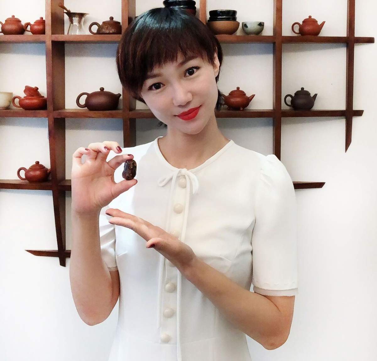 Mrs. Xiao Jia holding the type specimen of Xiaophis myanmarensis that she donate to the Dexu Institute of Palaeontology.