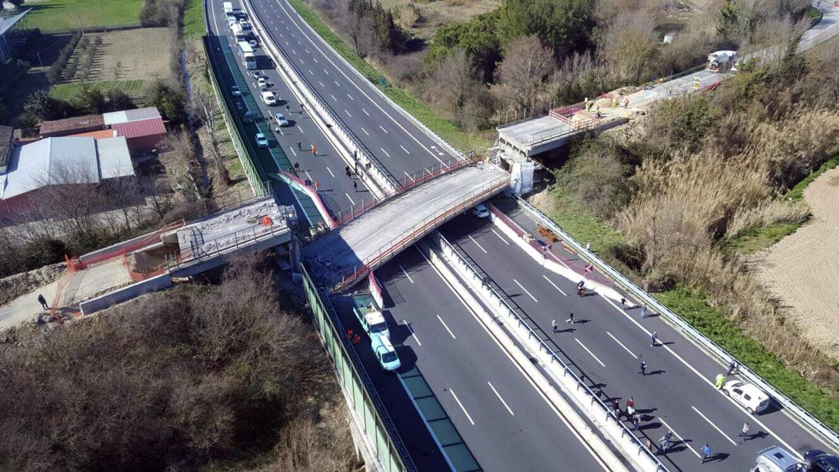 A general aerial view showing the site of a bridge that collapsed onto the A14 motorway near the central Italian city of Ancona, 09 March 2017, killing two people and injuring two others.