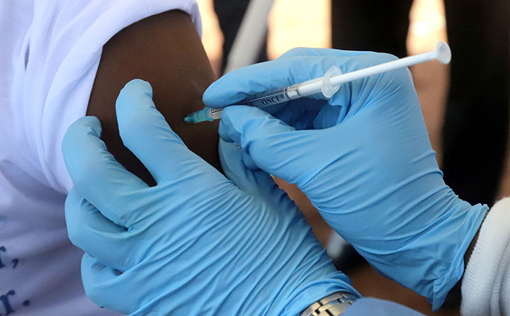 A World Health Organization worker administers a vaccination during the launch of a campaign aimed at beating an outbreak of Ebola in Democratic Republic of Congo May 21, 2018. 