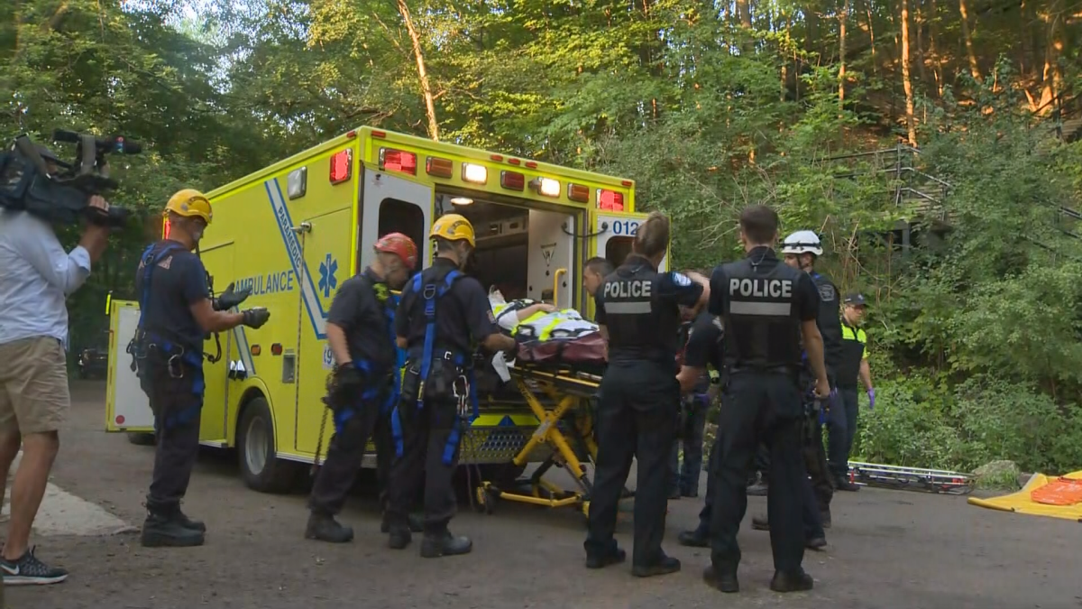 A woman fell on Mount Royal early Wednesday morning. Firefighters carried out a rescue operation.
8 Aug 2018.