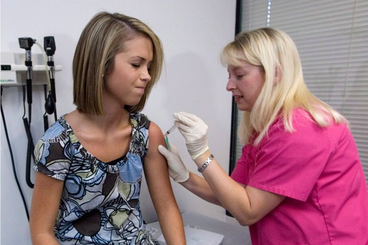 Uno studio britannico ha scoperto che i tassi di cancro cervicale sono diminuiti dell’87% nelle donne che hanno ricevuto il vaccino HPV