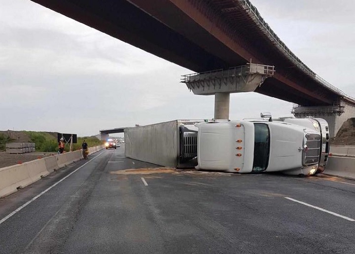 Eastbound lanes of Hwy. 401 in Oshawa is closed due to a tractor-trailer rollover on Aug. 7, 2018.