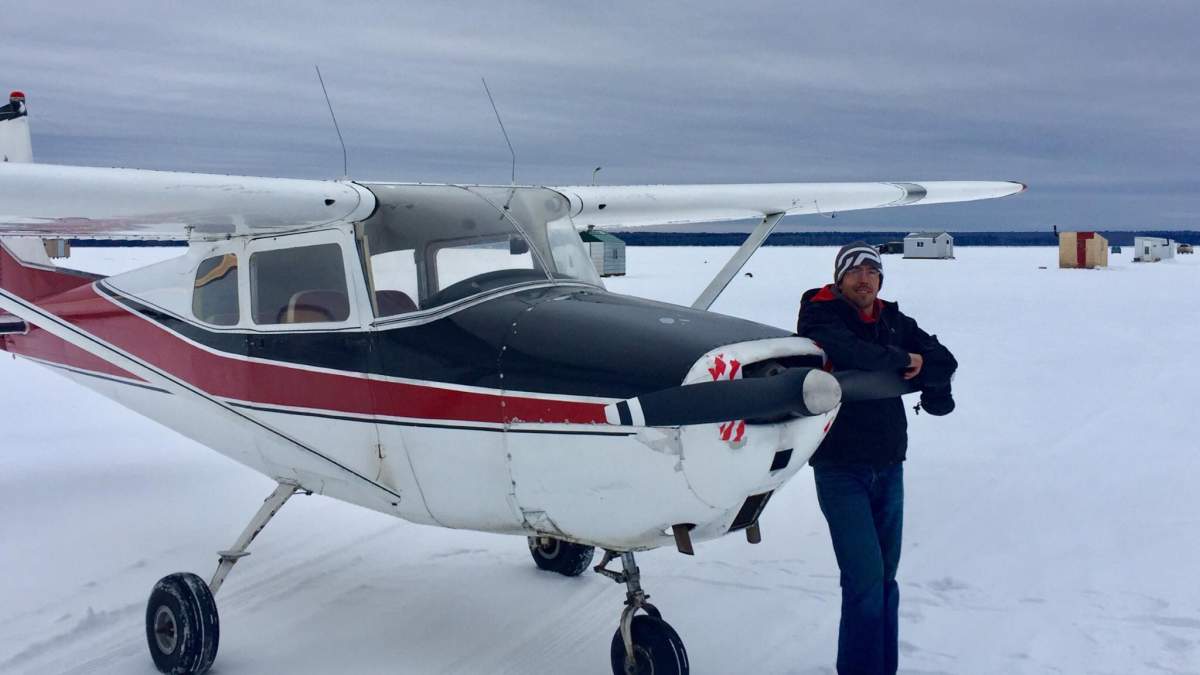 The single-engine aircraft is described as white with black and red stripes.
