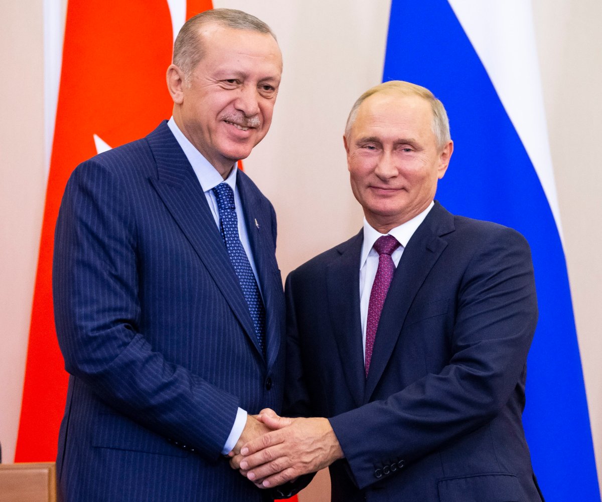 Russian President Vladimir Putin (R)  and Turkish President Recep Tayyip Erdogan (L) shake hands after their joint news conference following the talks in the Bocharov Ruchei residence in the Black Sea resort of Sochi, Russia, Monday, 17 September 2018.  