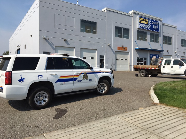 Докато полицейските тактически части се спуснаха в индустриален квартал в