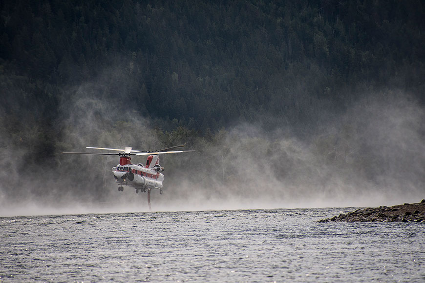 Montanas Boundary Wildfire Spills Over Into Canada Triggers ‘extreme Fire Behaviour In 4812