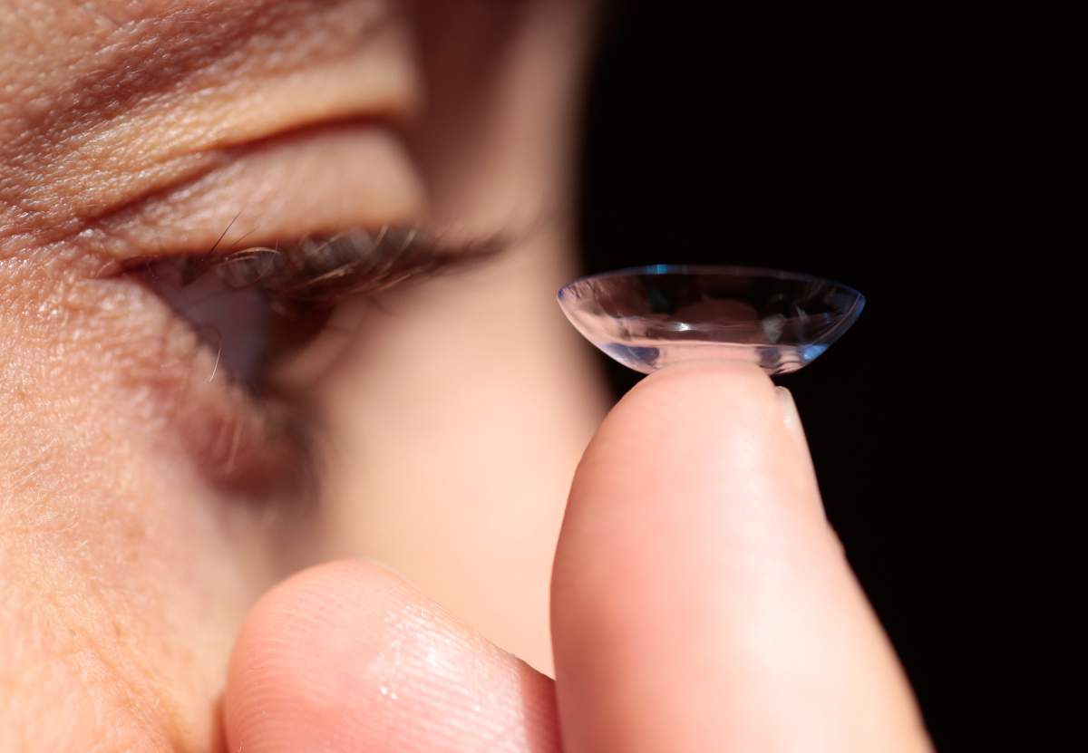 People who wear daily contact lenses really need to be careful when it comes to hygiene. 