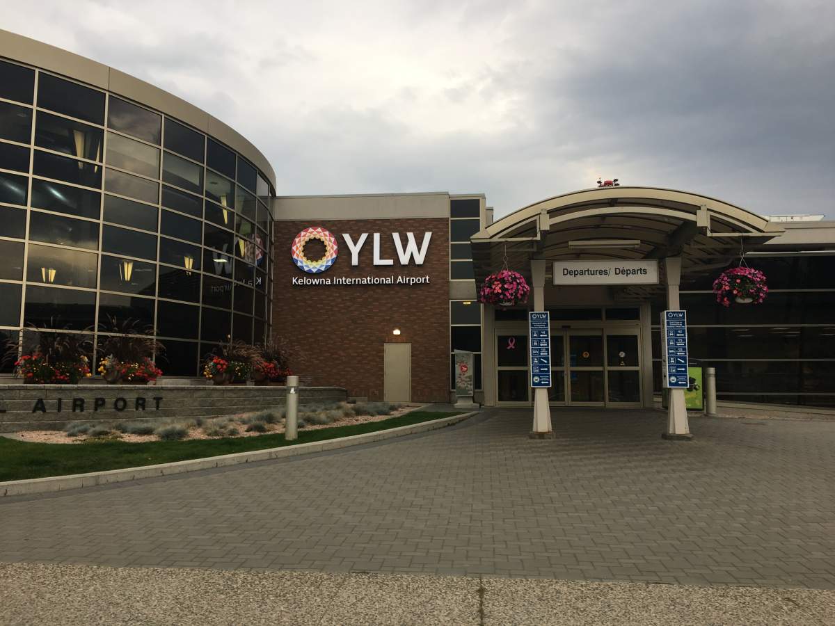 A private aircraft made an emergency landing in Kelowna because of engine power issues on its way to Victoria Sunday night. 