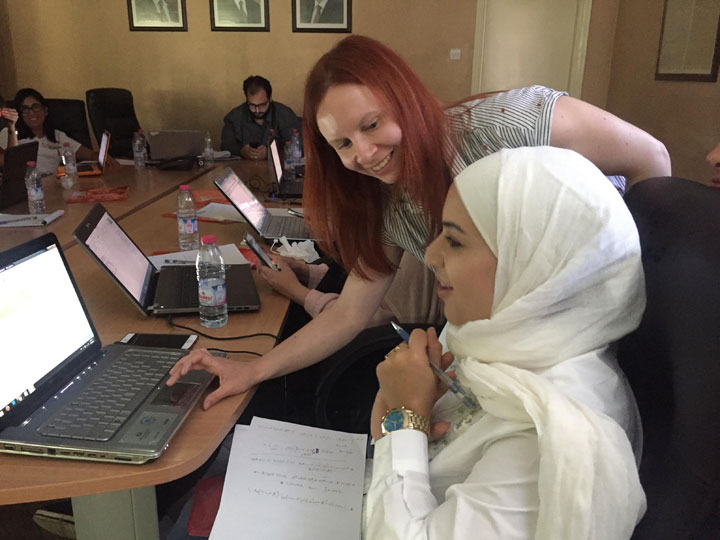 Leslie Young from Global News trains journalists with the Jordanian newspaper Al Ghad. 