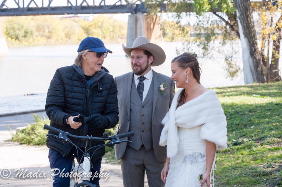 Paul McCartney chats with a Winnipeg couple.