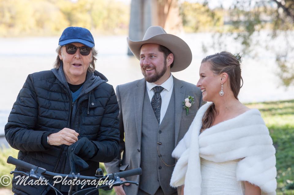 Paul McCartney crashed the wedding photos of a Winnipeg couple last week.