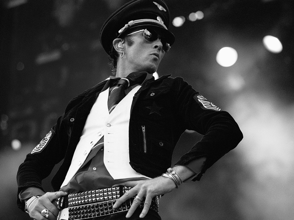 Scott Weiland performing with Velvet Revolver in Belgie, Werchterrock. July 1, 2005.