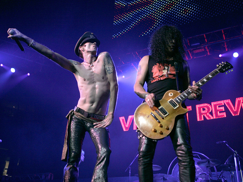 Scott Weiland and Slash of Velvet Revolver – Dec. 3, 2004 at Continental Airlines Arena in East Rutherford, NJ, United States.