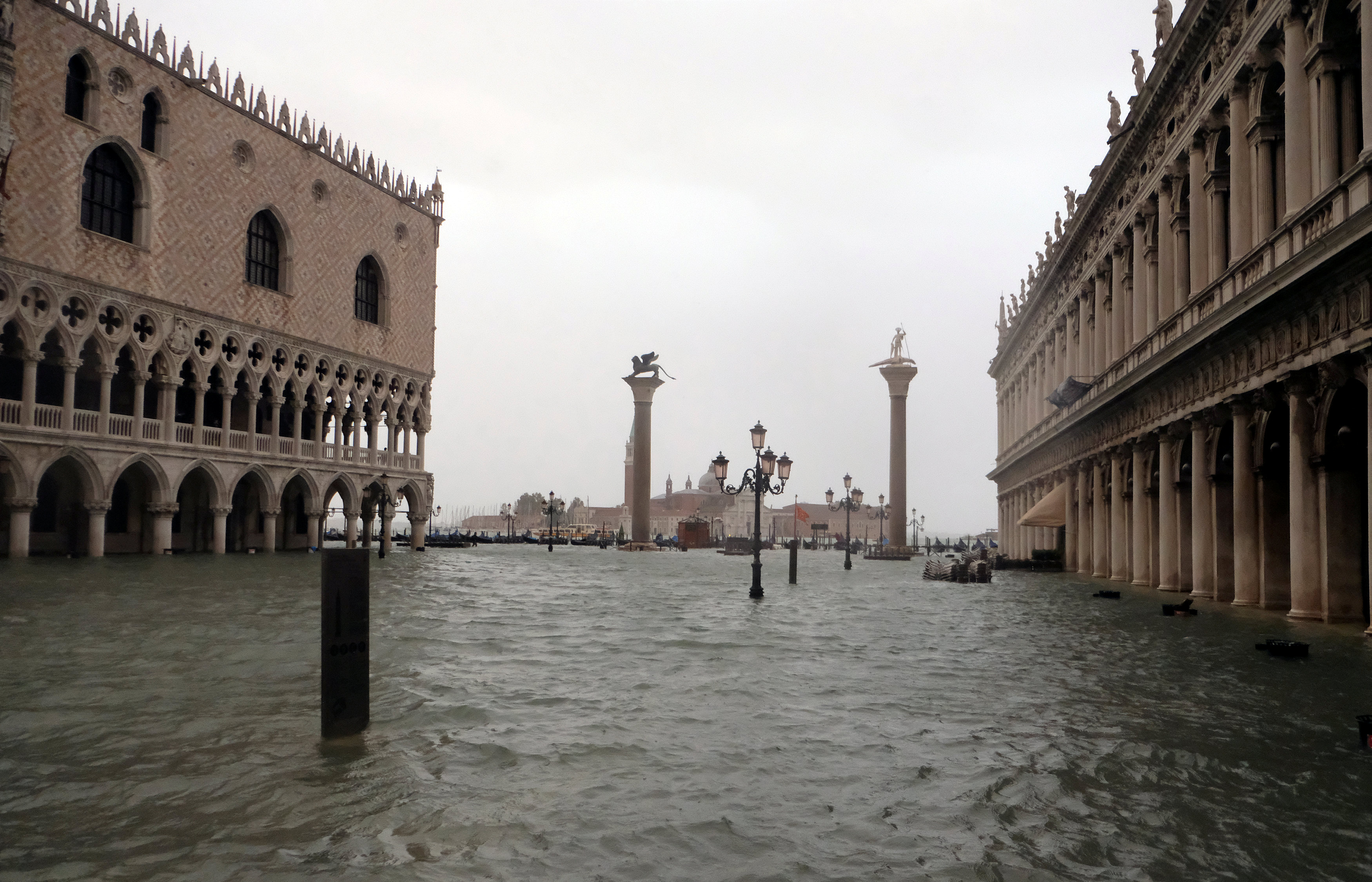 Venice Flooding Kills At Least 11, Puts City Under Worst Water Levels ...