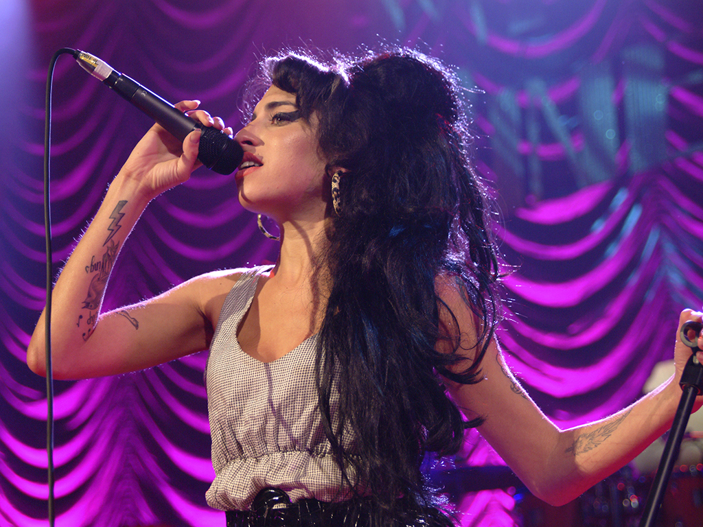 Amy Winehouse, actuando en Shepherd's Bush en Londres, Inglaterra.