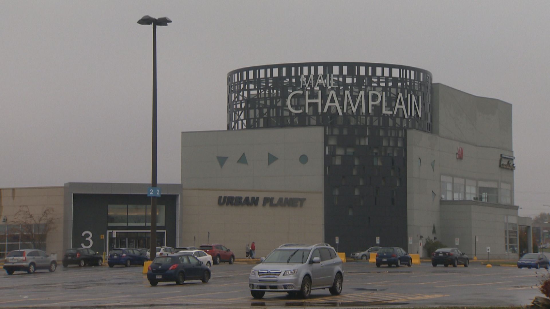 Champlain Mall crack down on commuters who leave cars in parking lot - Montreal | Globalnews.ca