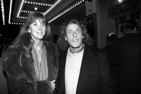 Roger Daltrey e a esposa Heather Taylor no teatro Music Box Theater para ver a peça Blood Brothers.