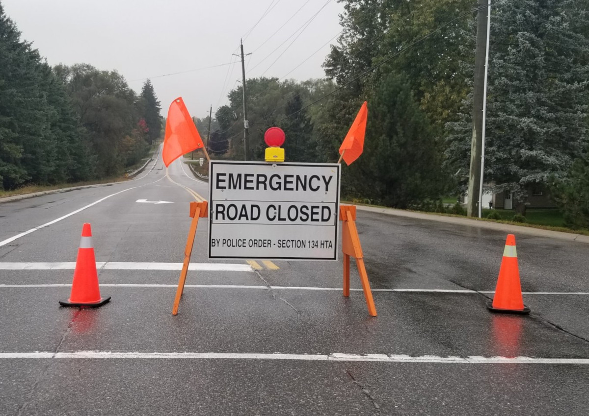 OPP searching for dump truck driver who drove through power lines near Guelph - image
